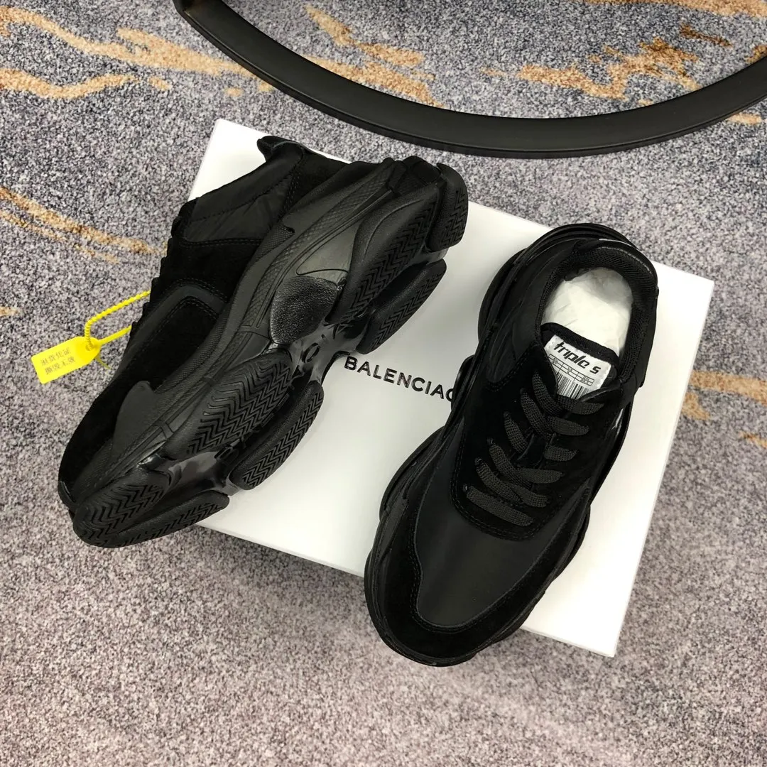 👟👟Ex-factory price 800👟👟 Balenciaga second generation 17 colors🖤 Balenciaga Triple-s Balenciaga-dad shoes. The world’s most popular retro jogging shoes 🔥. 🔺Retro distressed craftsmanship ~ original combination sole, heavy craftsmanship, not a low-end 2-layer combination sole! The upper is made of imported parachute cloth spliced ​​with nubuck matte, priced at 24 yuan per foot, which is different from the ordinary canvas on the market! The back is covered with cowhide high-frequency embossing! ⚠️When purchasing authentic products at the counter, I specifically asked the clerk about the materials. Size: 35-41 yards, men’s size 39-45, matching cloth bag, shoelaces, complete certificate of certification/men’s model will be notified later.